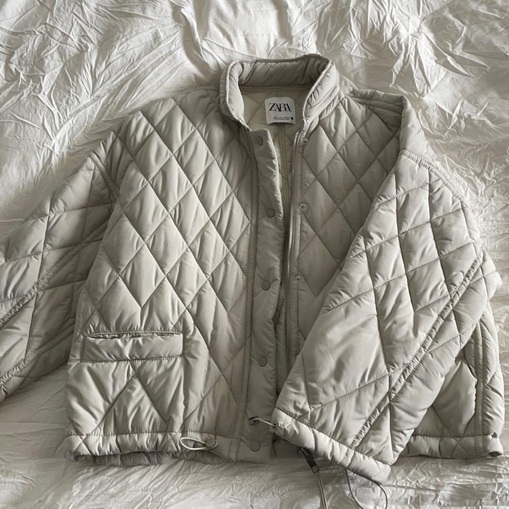 Zara water repellant puffer jacket in beige, size Small - never worn!